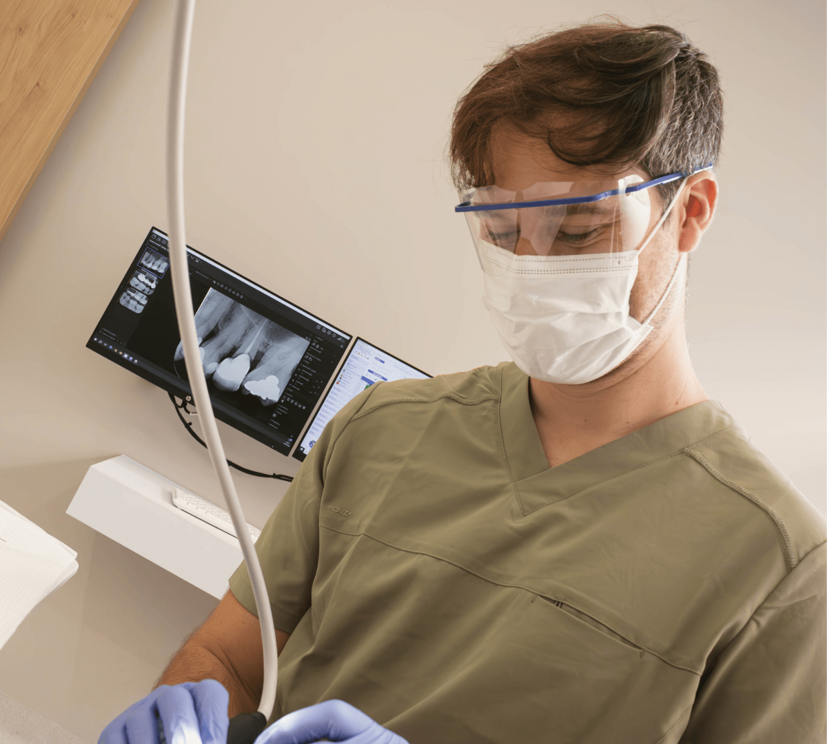 Una imagen del doctor de la clínica Adame y Espiga colocando implantes dentales
