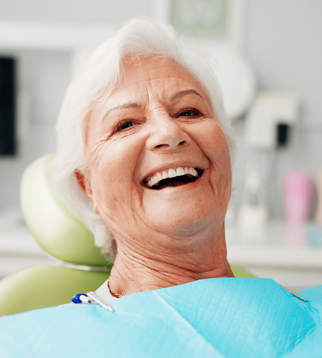 Paciente sonriendo tras valorar un tratamiento de implantes dentales en Rivas