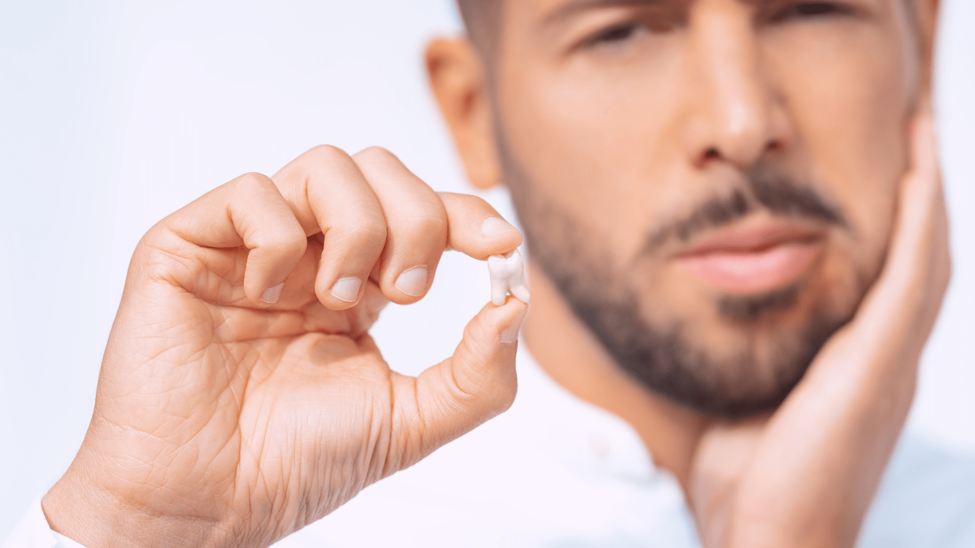 Persona con dolor dental mostrando un diente perdido antes de valorar implantes en Rivas