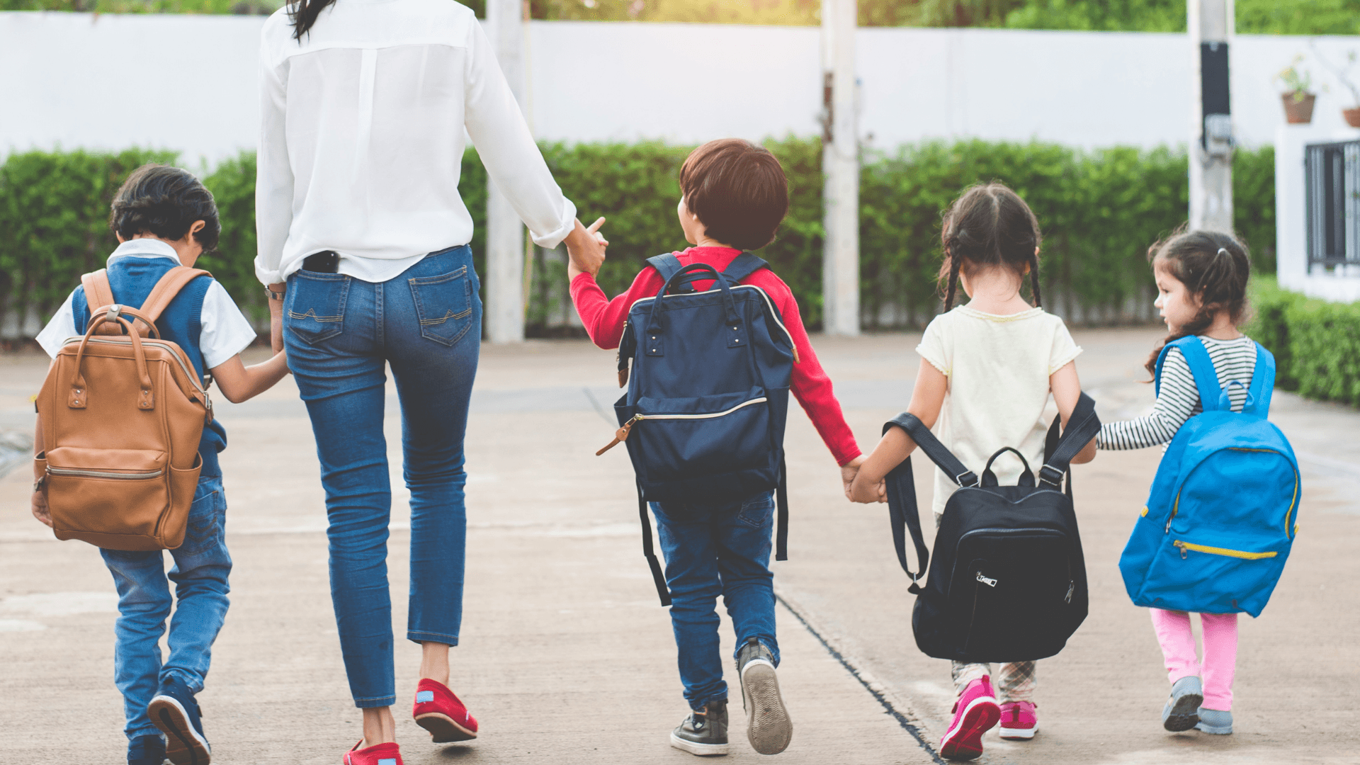 Niños con mochilas de camino al colegio durante la vuelta al cole
